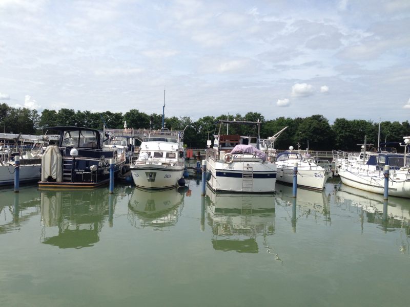 Sportboote in der Marina Rünthe