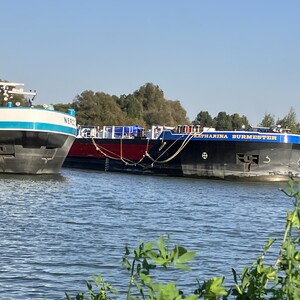Frachtschiffe nebeneinander auf dem Datteln-Hamm-Kanal